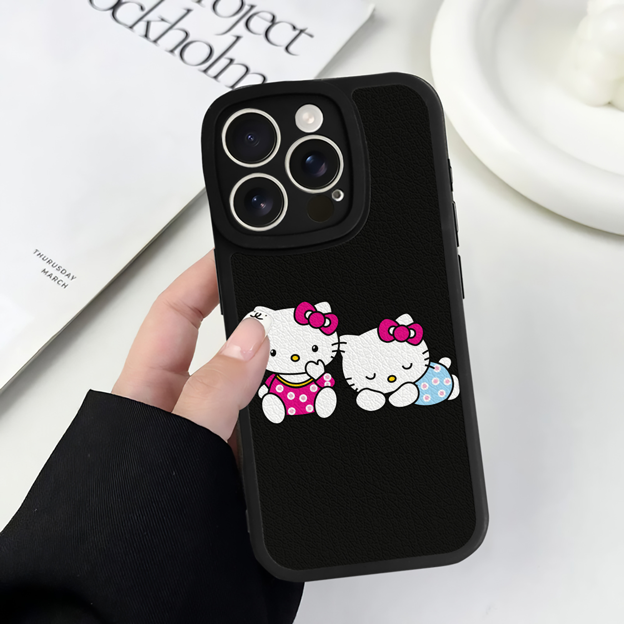 （画像用） Hello Kitty ハローキティ 【iPhone 16シリーズ対応】シリコンスマホケース（レザー調） 材質：シリコン